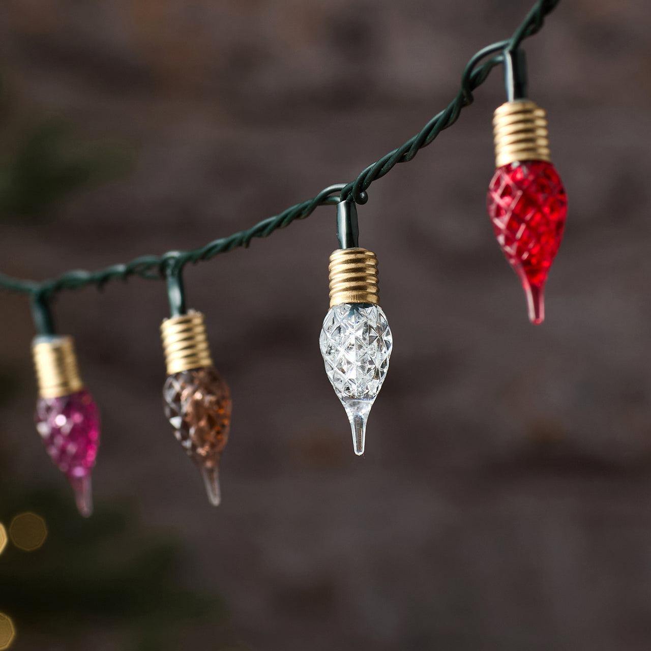 Rote Vintage LED-Lichterkette in Tropfenform mit Twinkle-Effekt und grünem Kabel close up unbeleuchtet