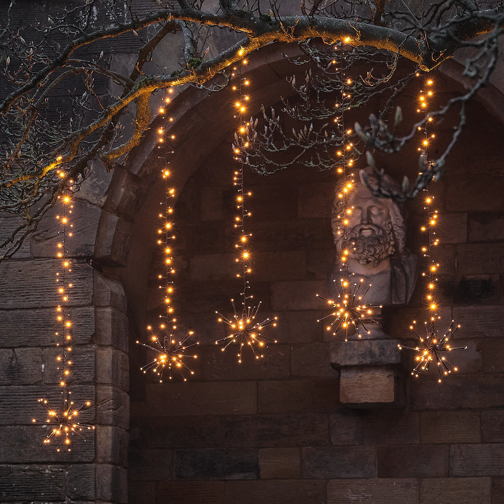 Warmweiße LED-Starburst-Hängedeko für Bäume außen mit Blinkeffekt close up