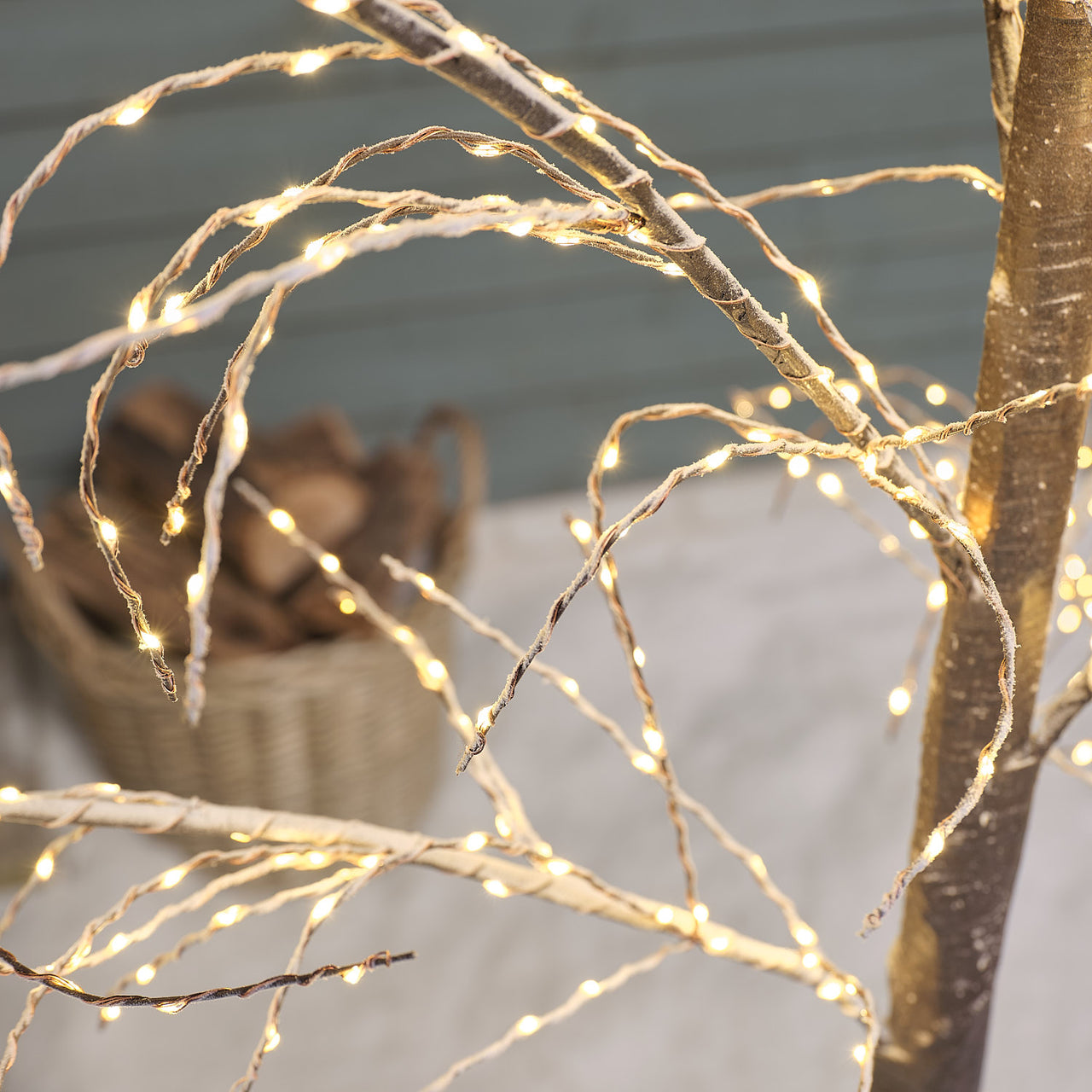 1,8m verschneiter LED-Zweigbaum für außen warmweiß close up