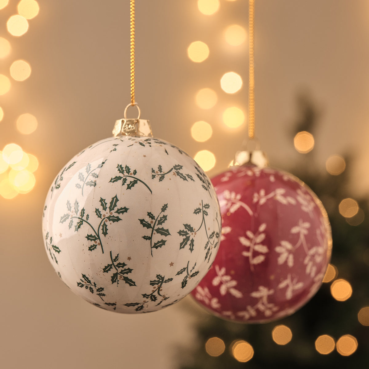 2er-Set Christbaumkugeln mit Stechpalmenmuster in Burgunderrot und Weiß