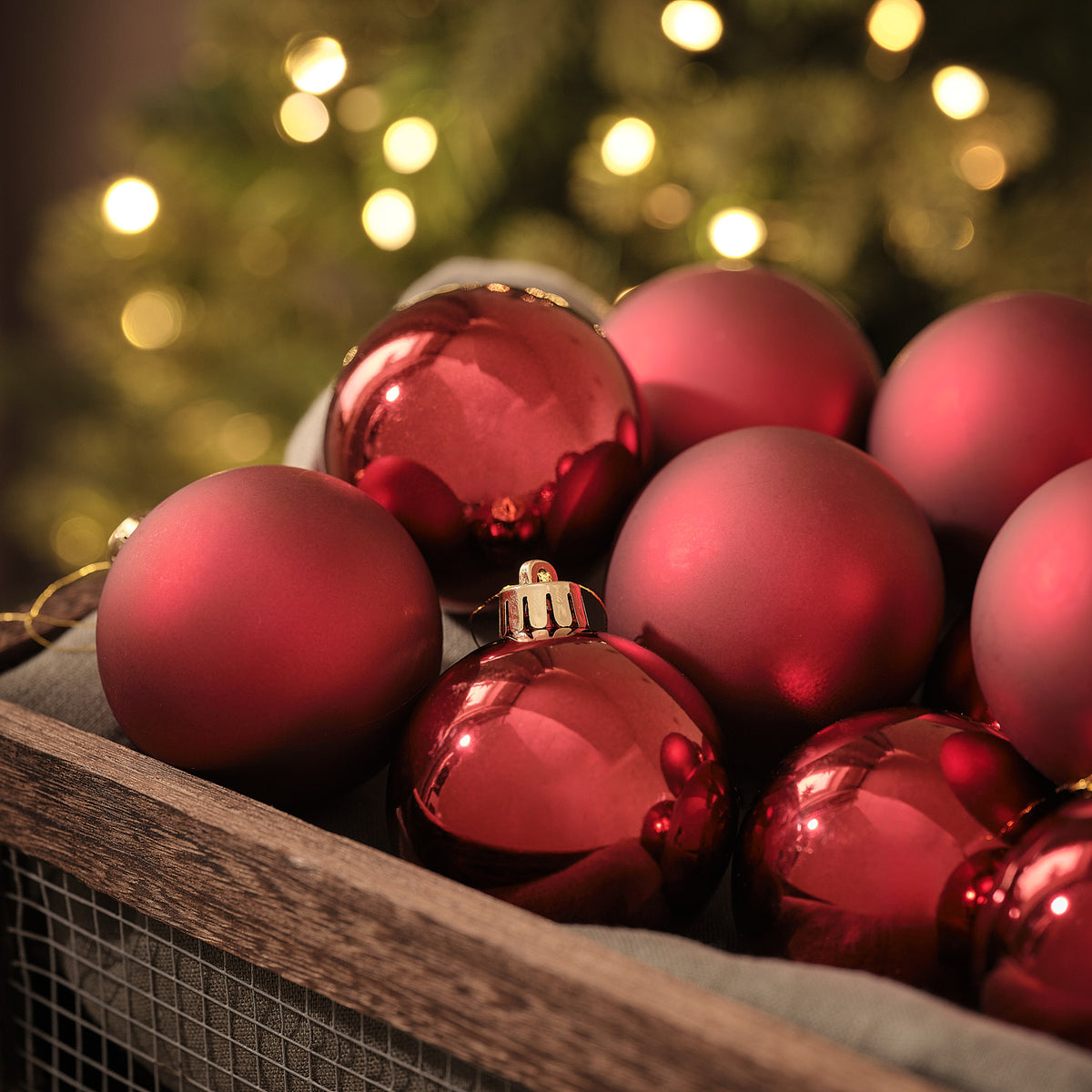 12er Set klassische rote Christbaumkugeln mit Chrom-Effekt
