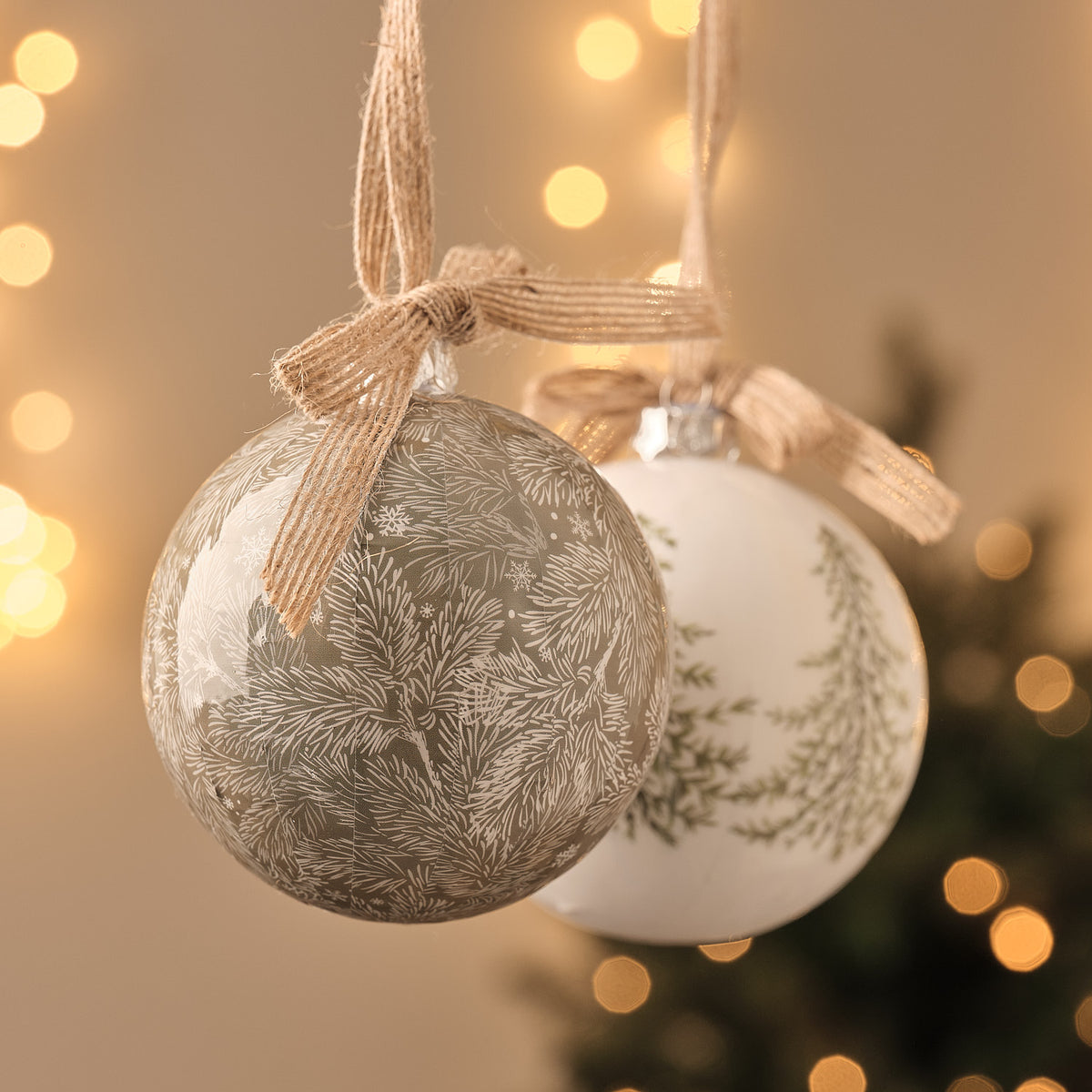 2er-Set Weihnachtskugeln in Salbeigrün und Weiß mit Tannenbaum-Motiv