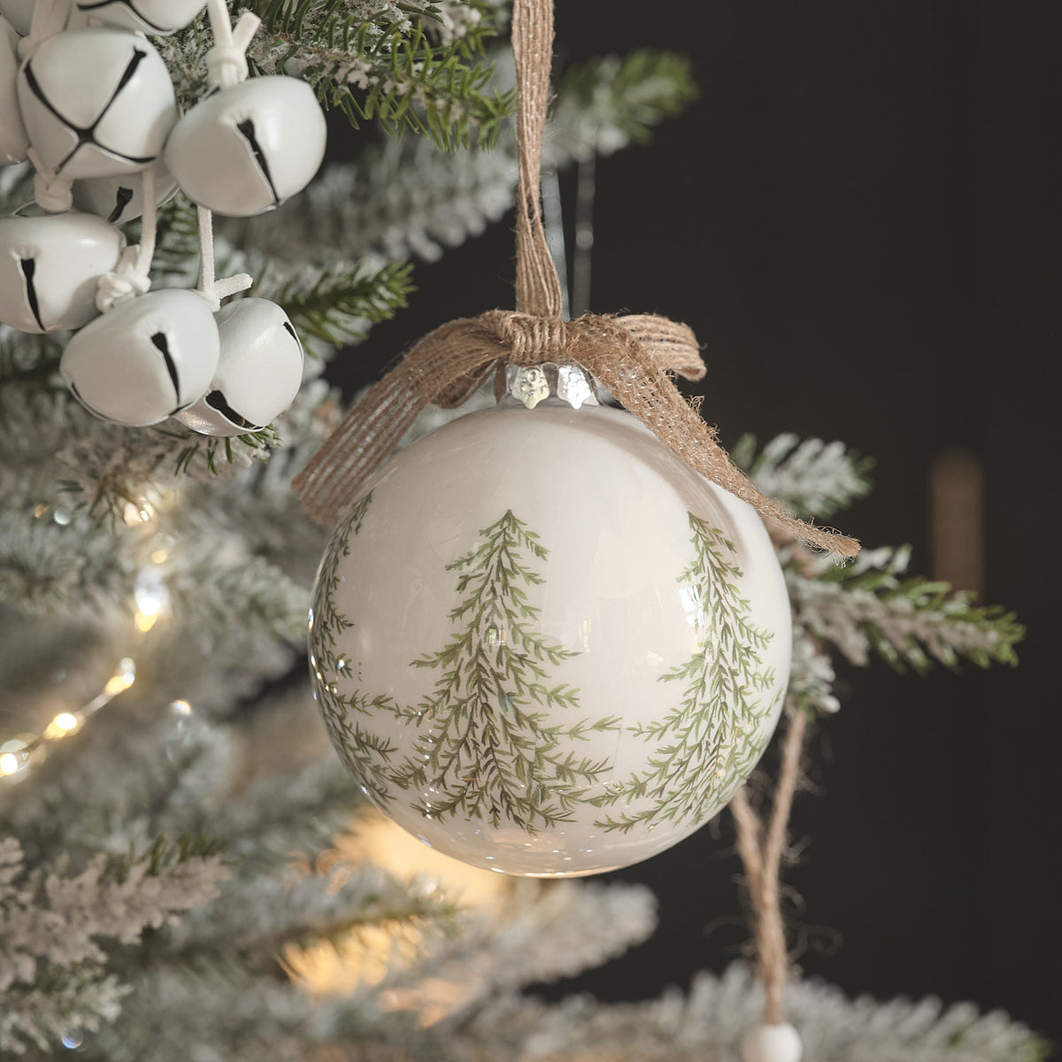 2er-Set Weihnachtskugeln in Salbeigrün und Weiß mit Tannenbaum-Motiv