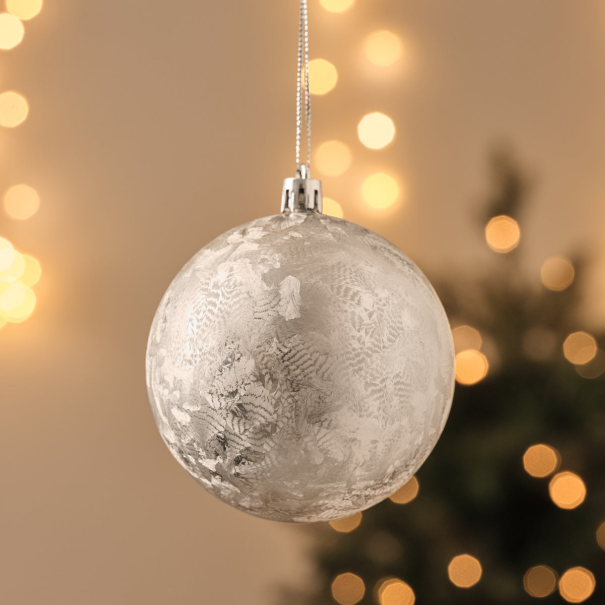 Silberne Weihnachtskugel in Frostoptik mit Noppen, Ø 8 cm