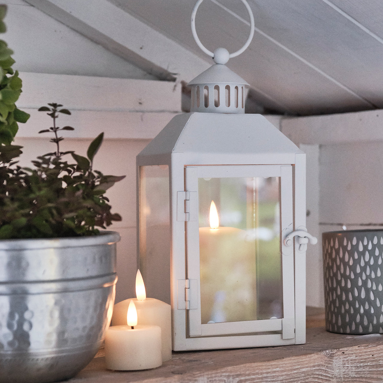 Kleine weiße "Perth" Gartenlaterne mit TruGlow® LED-Kerze