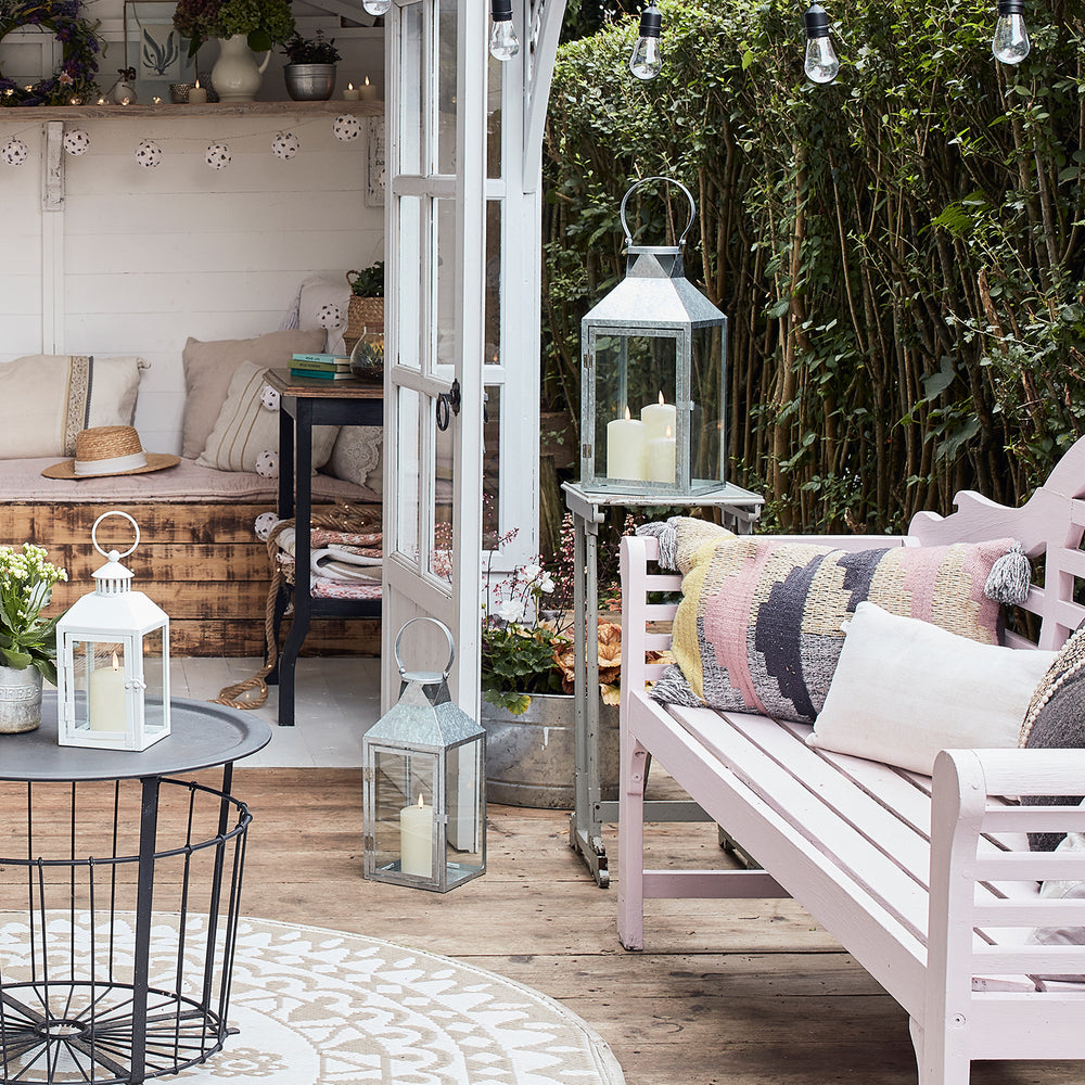 Große Hayle Outdoor Laterne aus verzinktem Stahl mit 3 TruGlow® Outdoor Kerzen