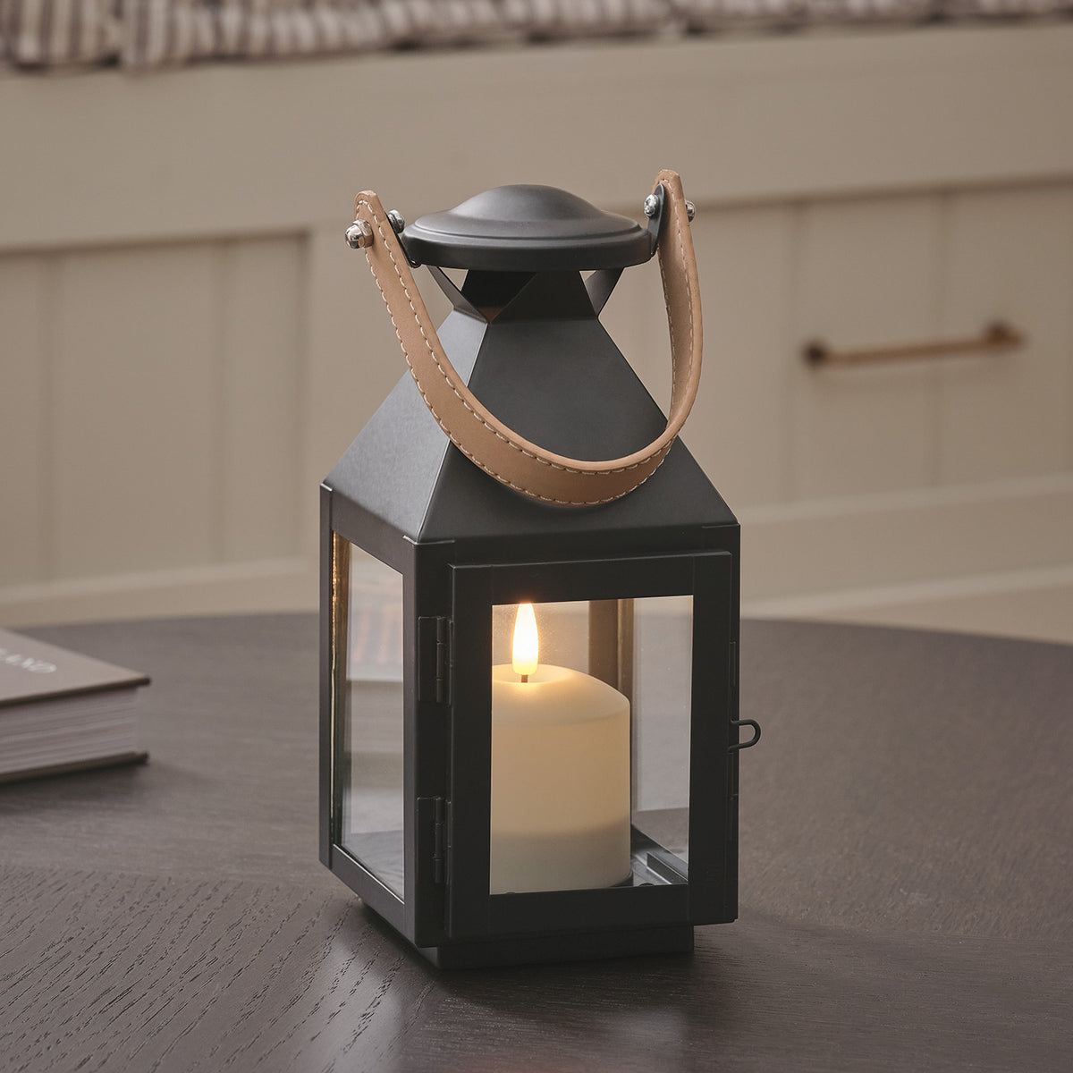 Kleine „Brixham“ TruGlow® LED-Laterne mit Ledergriff