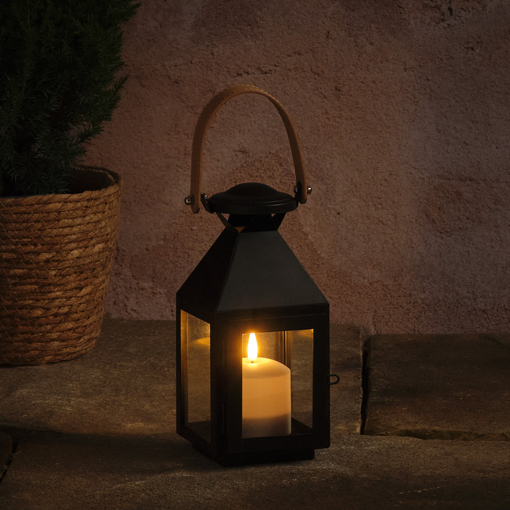 Kleine "Brixham" TruGlow® LED-Laterne mit Ledergriff outdoor auf Treppe