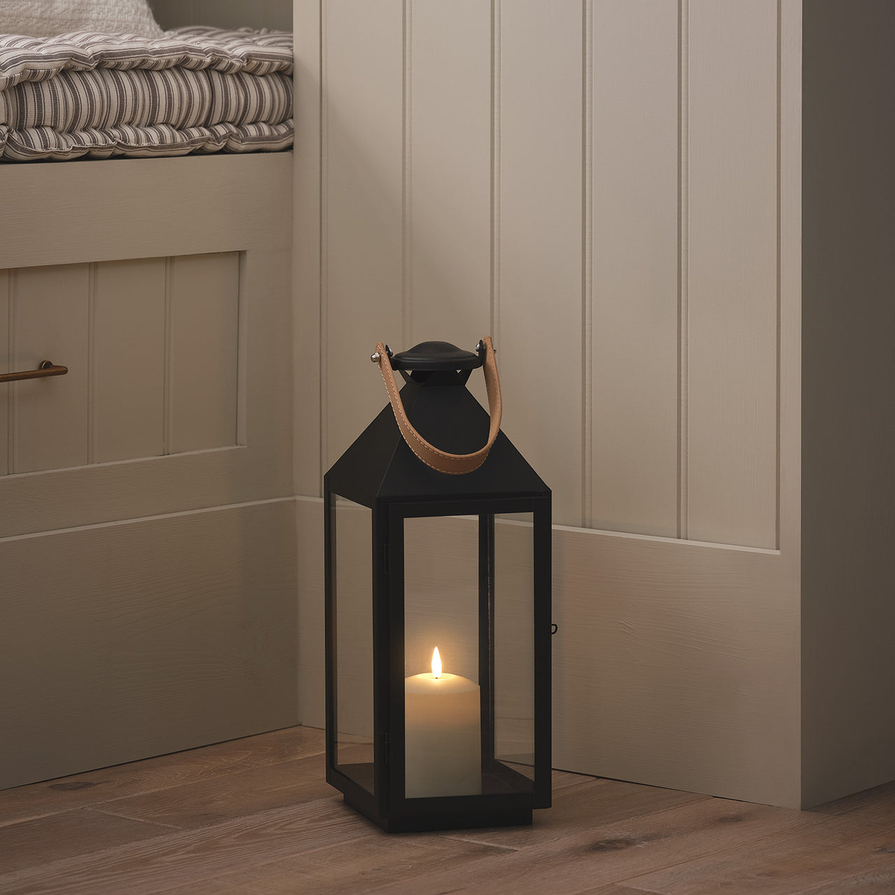Schwarze "Brixham" TruGlow® LED-Laterne mit Ledergriff cozy