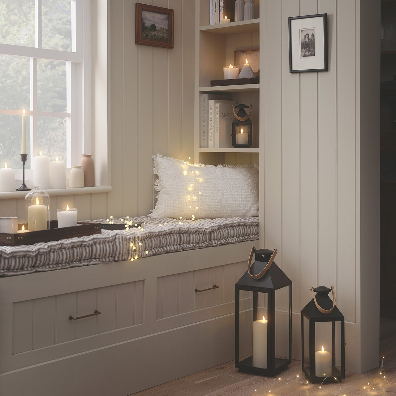 Große "Brixham" Laterne mit Ledergriff & TruGlow® LED-Kerze in gemütlicher Atmosphäre
