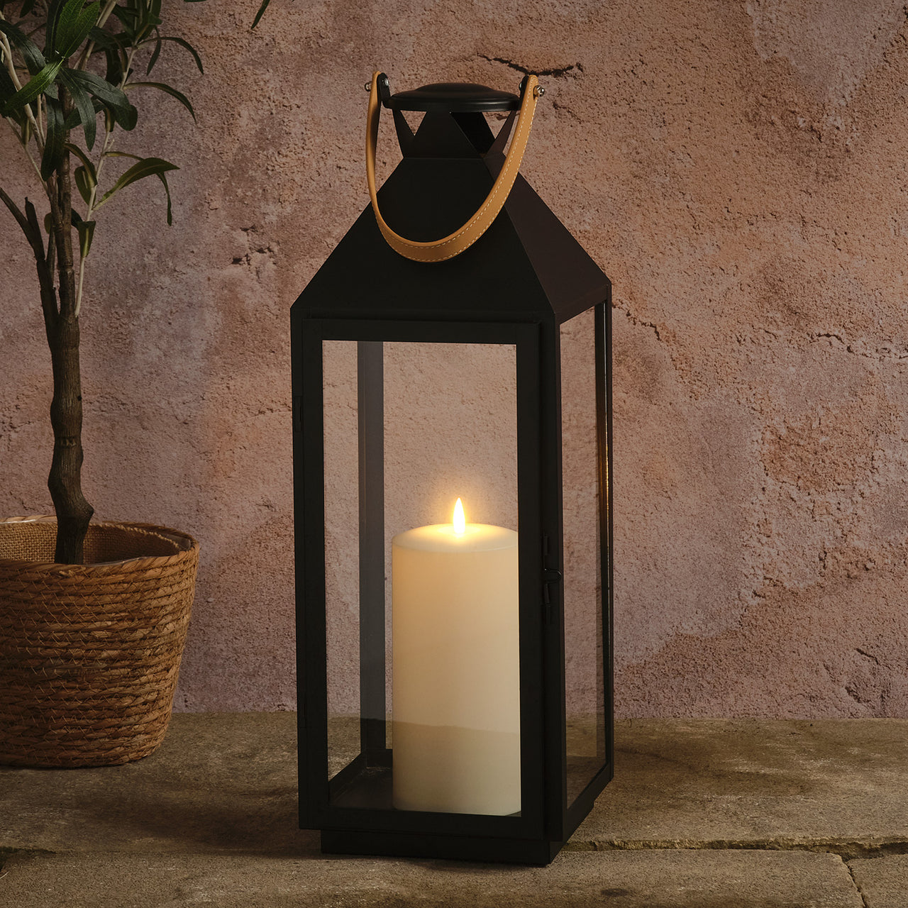 Große "Brixham" Laterne mit Ledergriff & TruGlow® LED-Kerze auf Treppensteig