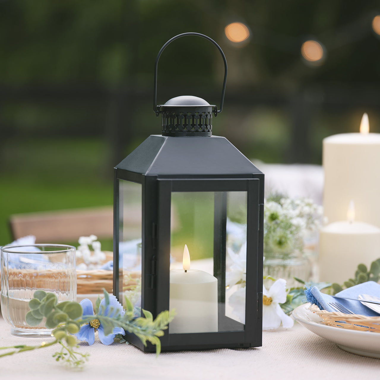 Schwarze "Seaton" Laterne mit TruGlow® LED‑Kerze & Fernbedienung auf Hochzeit