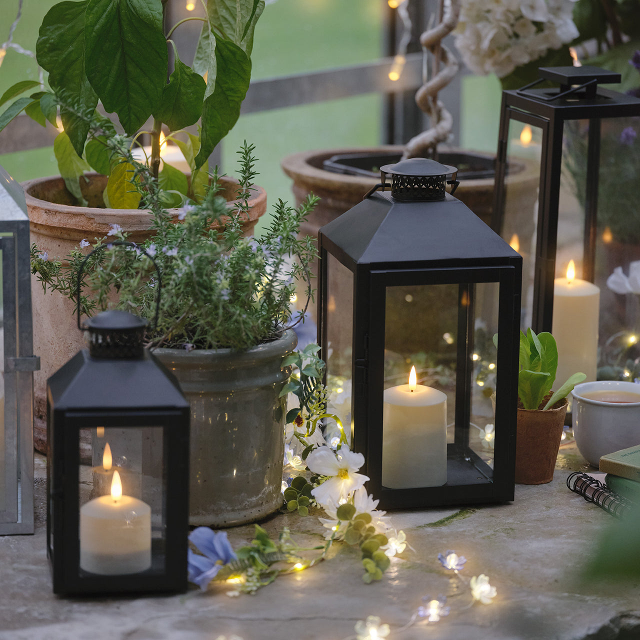Schwarze "Seaton" Laterne mit TruGlow® LED‑Kerze & Fernbedienung duo im Frühling