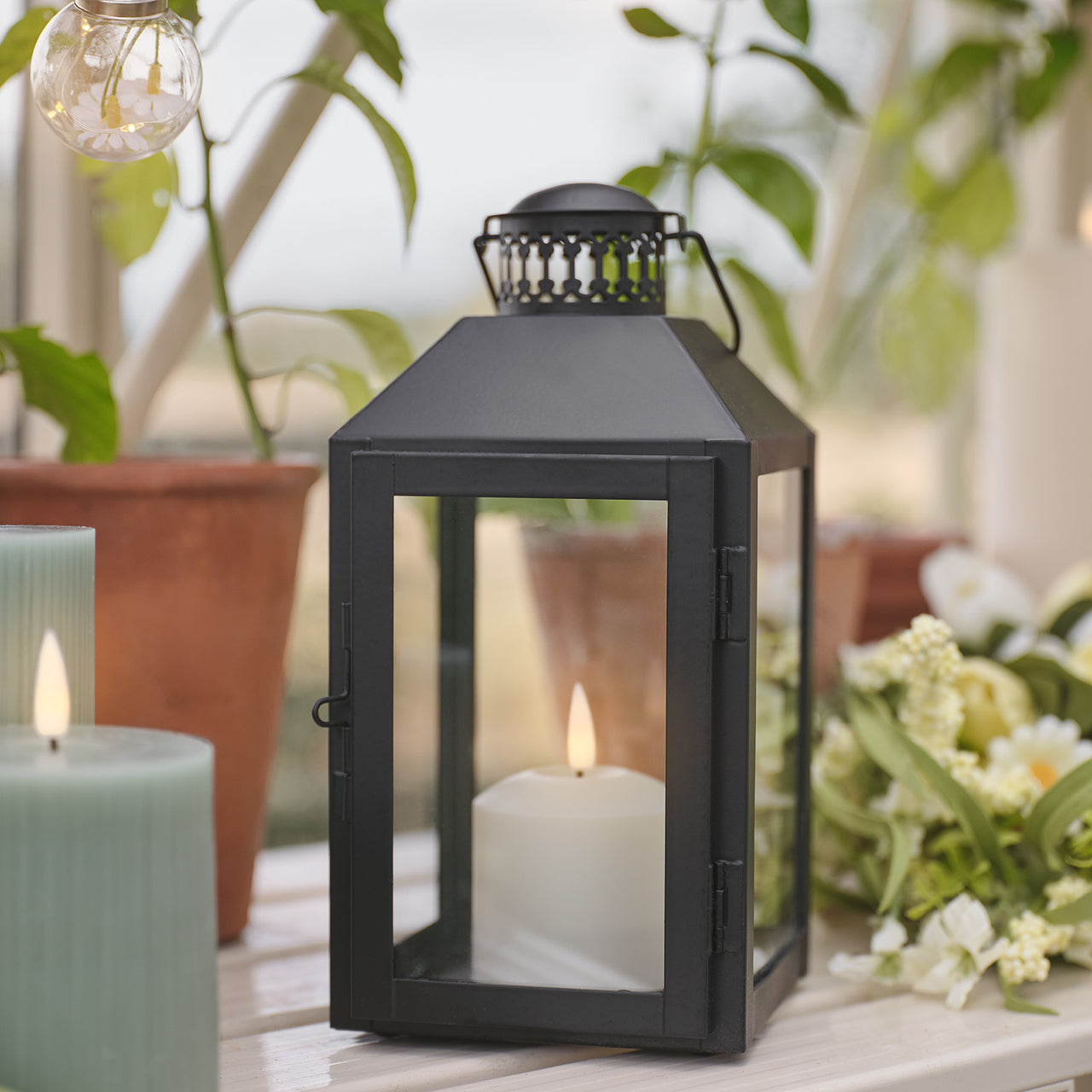 Schwarze "Seaton" Laterne mit TruGlow® LED‑Kerze & Fernbedienung