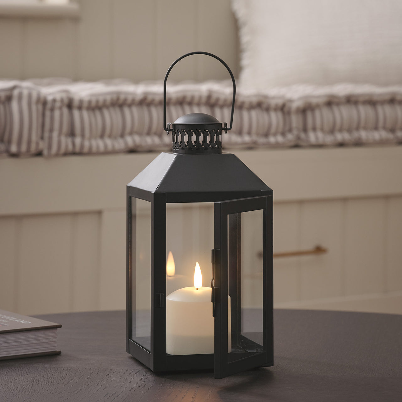 Schwarze "Seaton" Laterne mit TruGlow® LED‑Kerze & Fernbedienung offen