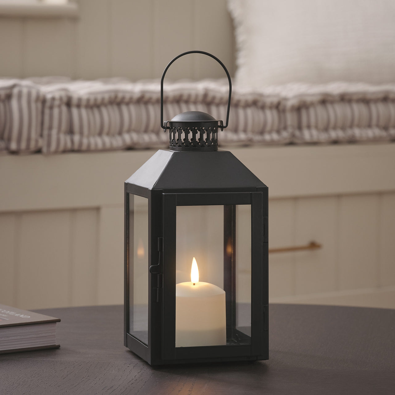 Schwarze "Seaton" Laterne mit TruGlow® LED‑Kerze & Fernbedienung cozy