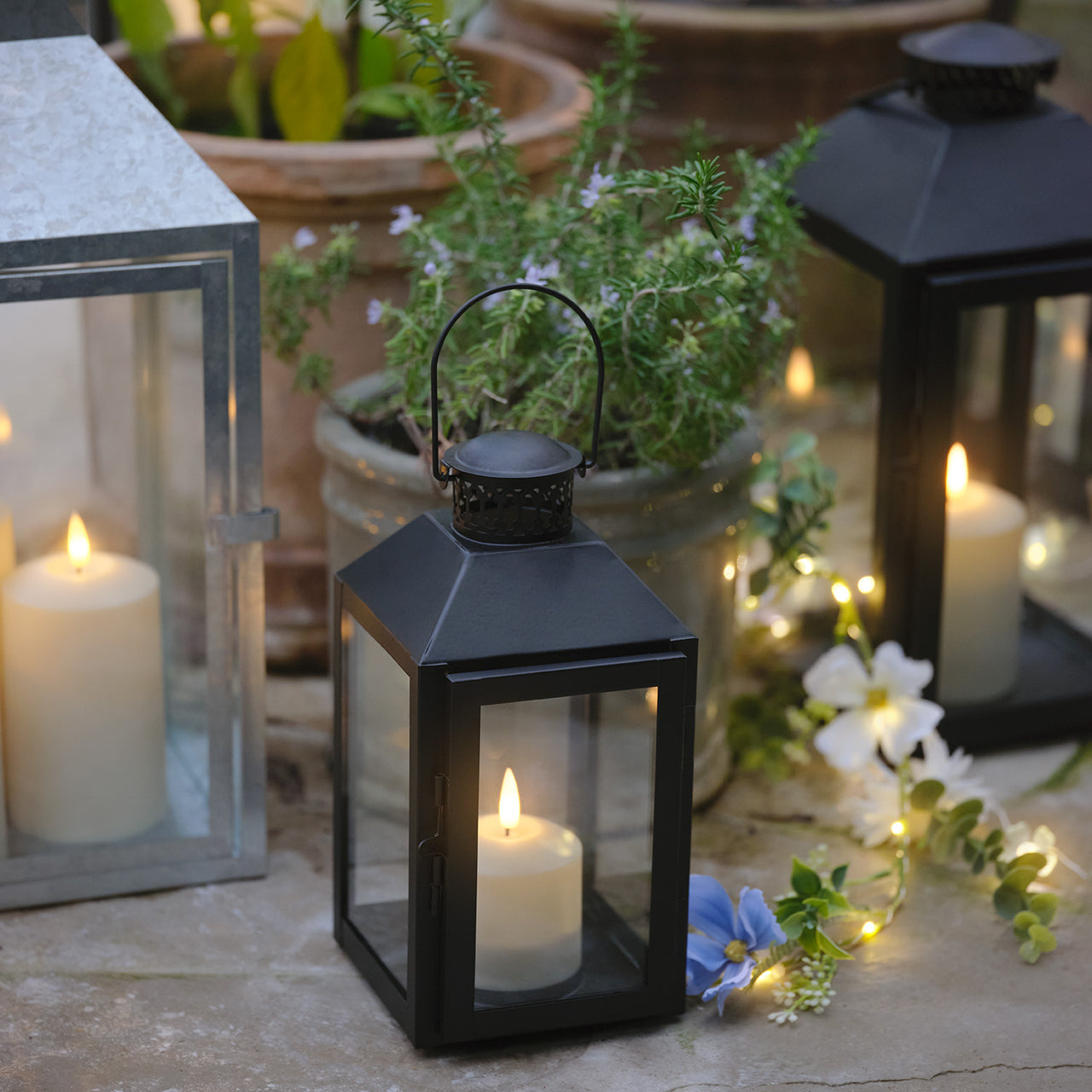 Schwarze "Seaton" Laterne mit TruGlow® LED‑Kerze & Fernbedienung draußen
