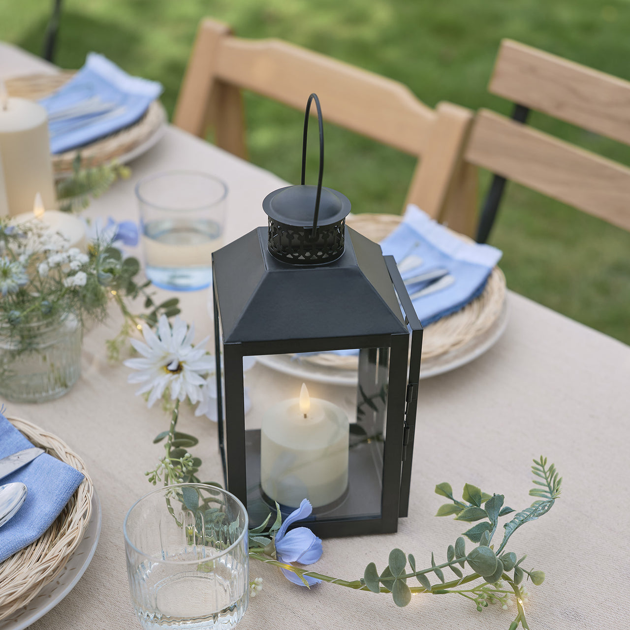 Schwarze "Seaton" Laterne mit TruGlow® LED‑Kerze & Fernbedienung