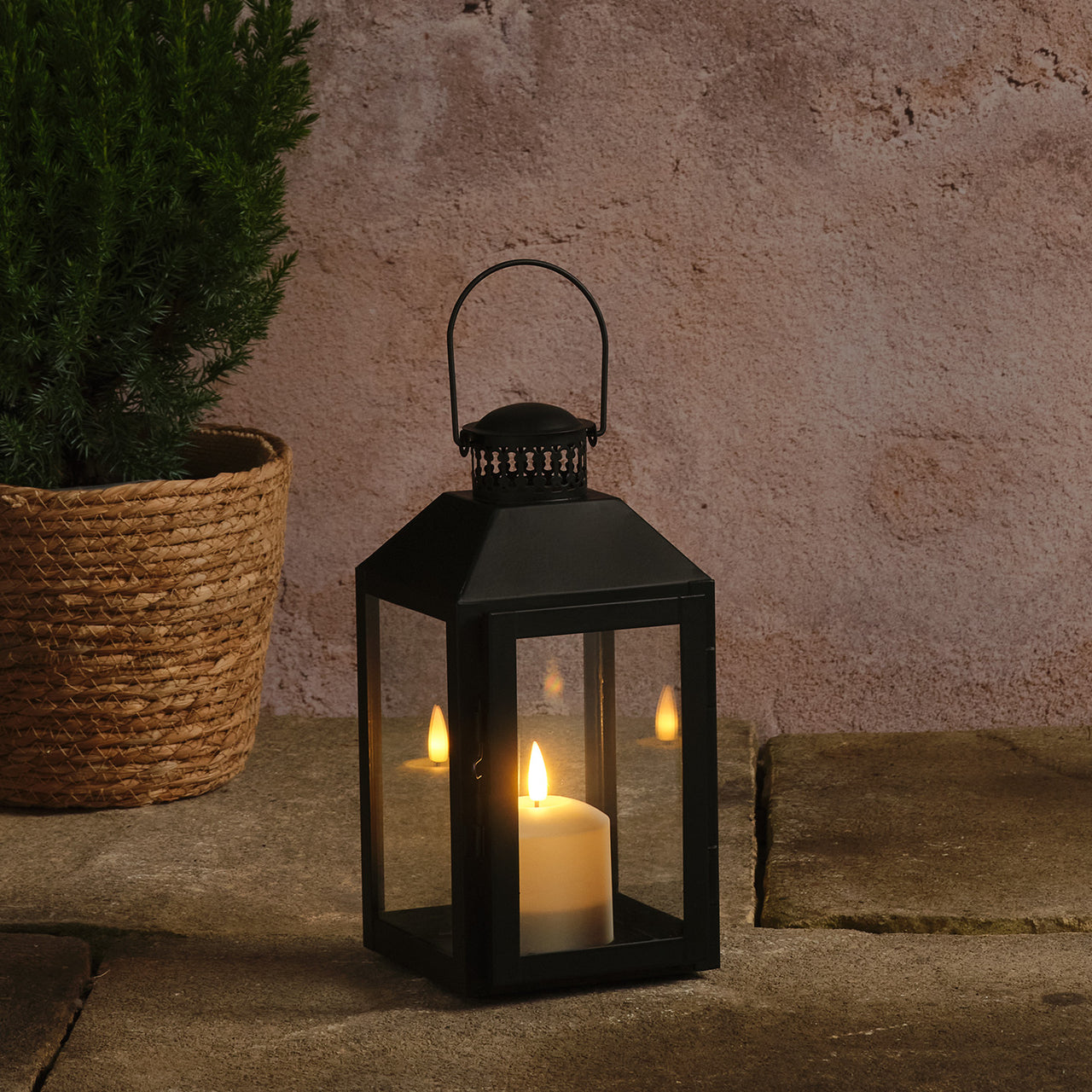 Schwarze "Seaton" Laterne mit TruGlow® LED‑Kerze & Fernbedienung