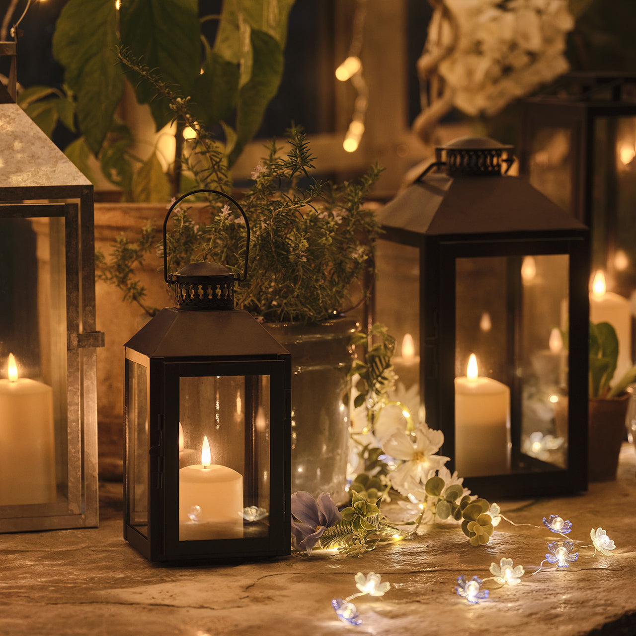 Schwarze "Seaton" Laterne mit TruGlow® LED‑Kerze & Fernbedienung