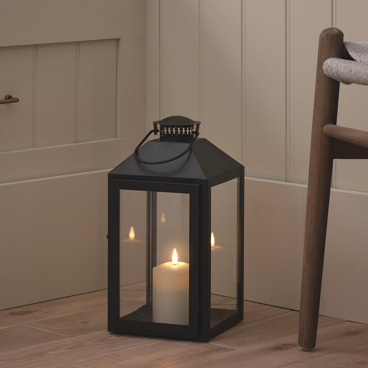 Große schwarze "Seaton" Laterne mit TruGlow® LED-Kerze