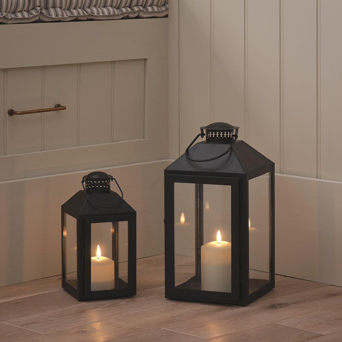 Große schwarze „Seaton“ Laterne mit TruGlow® LED-Kerze