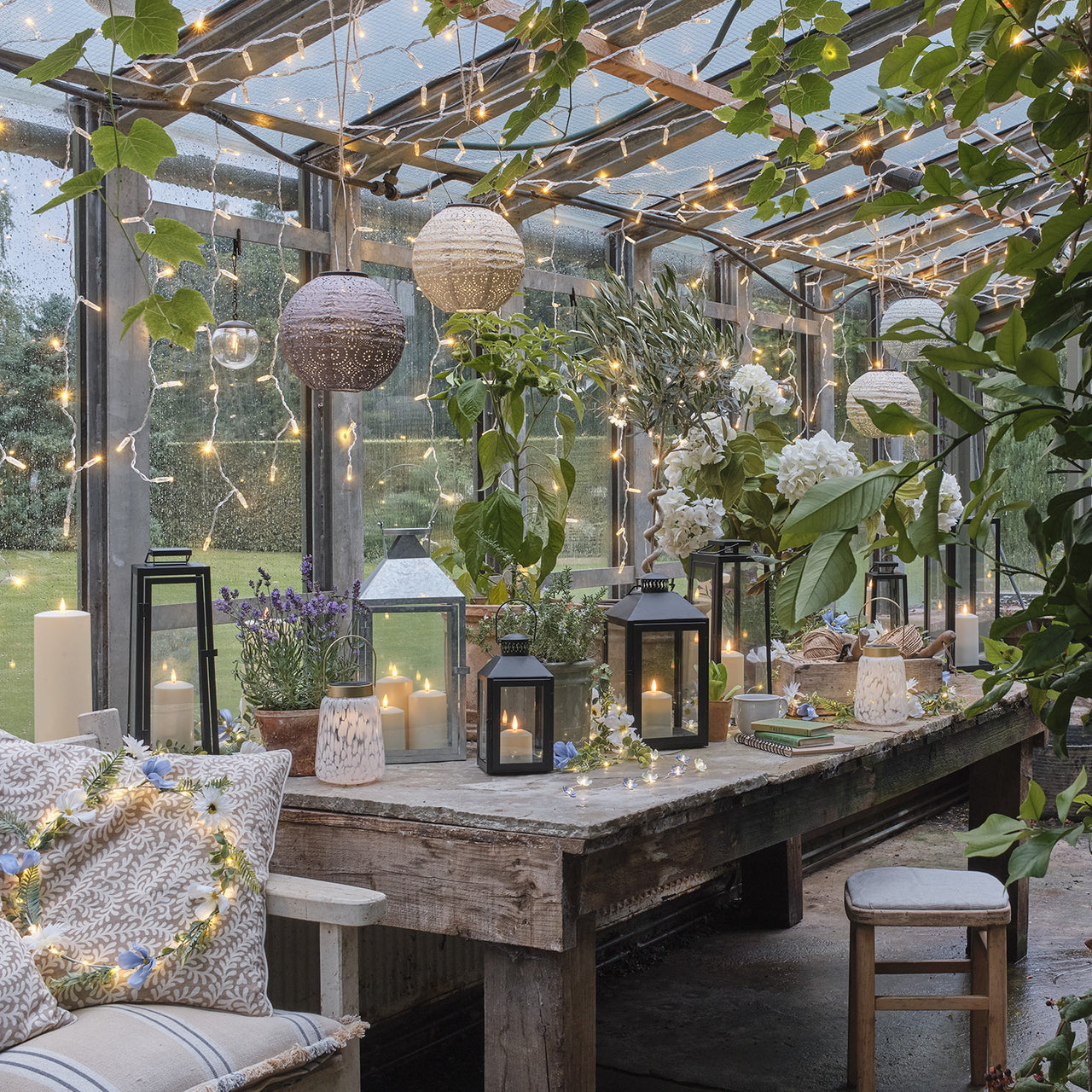 Große schwarze "Seaton" Laterne mit TruGlow® LED-Kerze