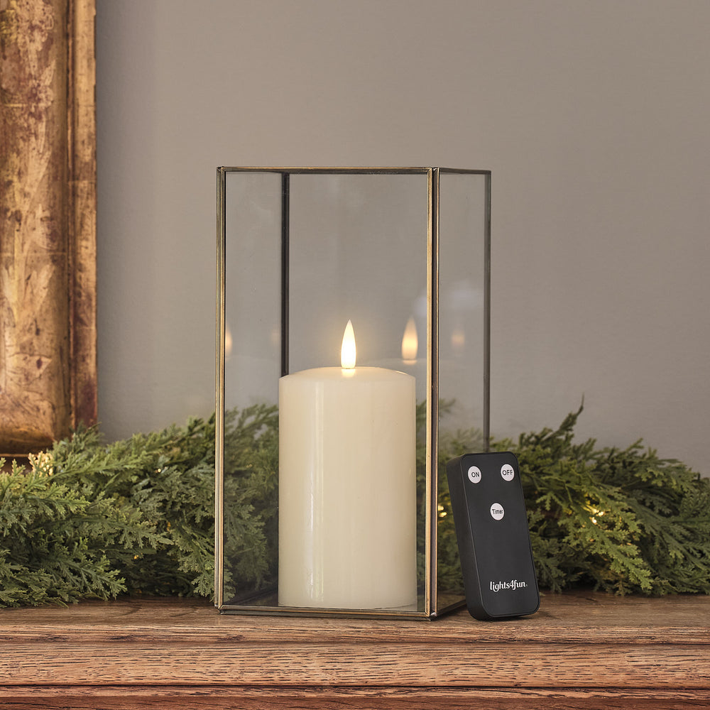 Goldene Metall-Laterne mit LED-Kerze neben Tannengrün auf Holzsims.