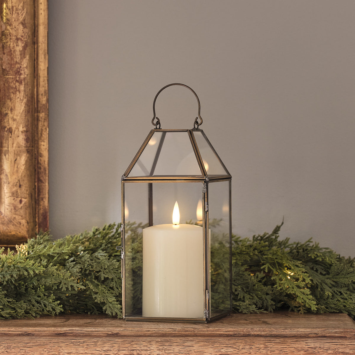 2er Set Vicarage LED-Laternen in Gold mit TruGlow® Kerzen und Fernbedienung