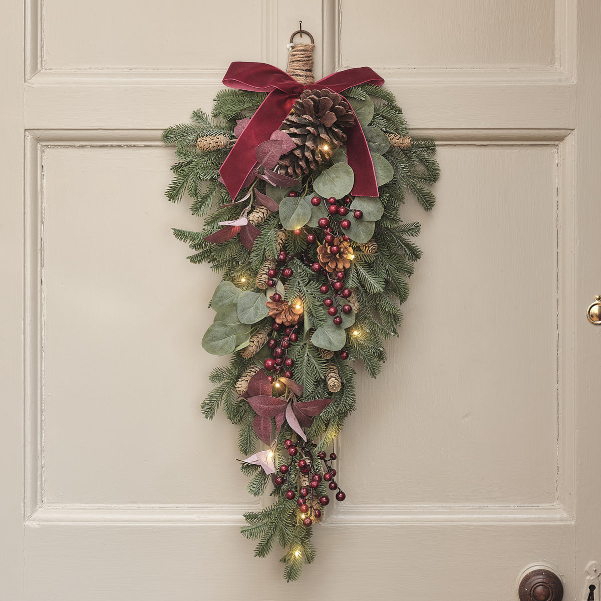 2er Set Geborgenheit und Freude aus 60 cm Weihnachtskranz und Dekozweig mit warmweißer Beleuchtung