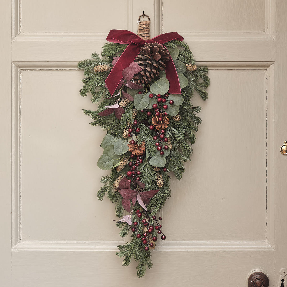 60 cm LED-Weihnachtszweig mit Beeren und Zapfen in Bordeaux und Grün
