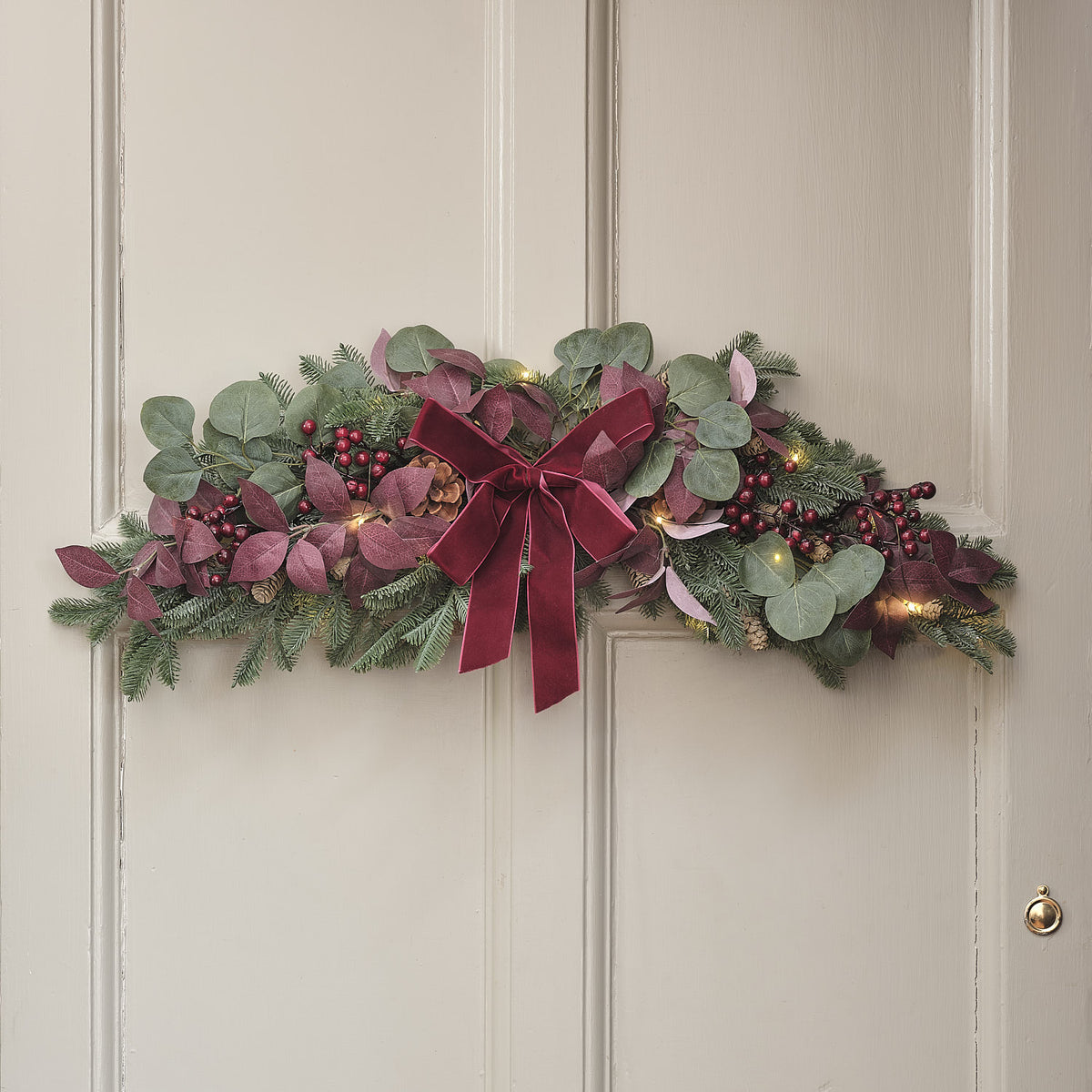70 cm Weihnachtsgesteck mit 20 warmweißen LEDs und Samtschleife