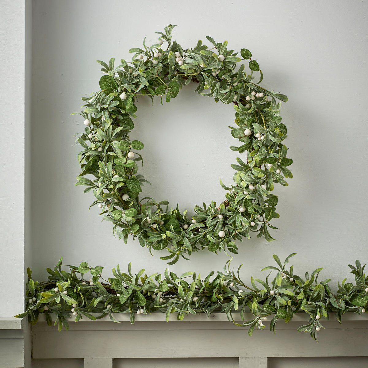 Weihnachtsgirlande Mistelzweige und Eukalyptus mit Beleuchtung