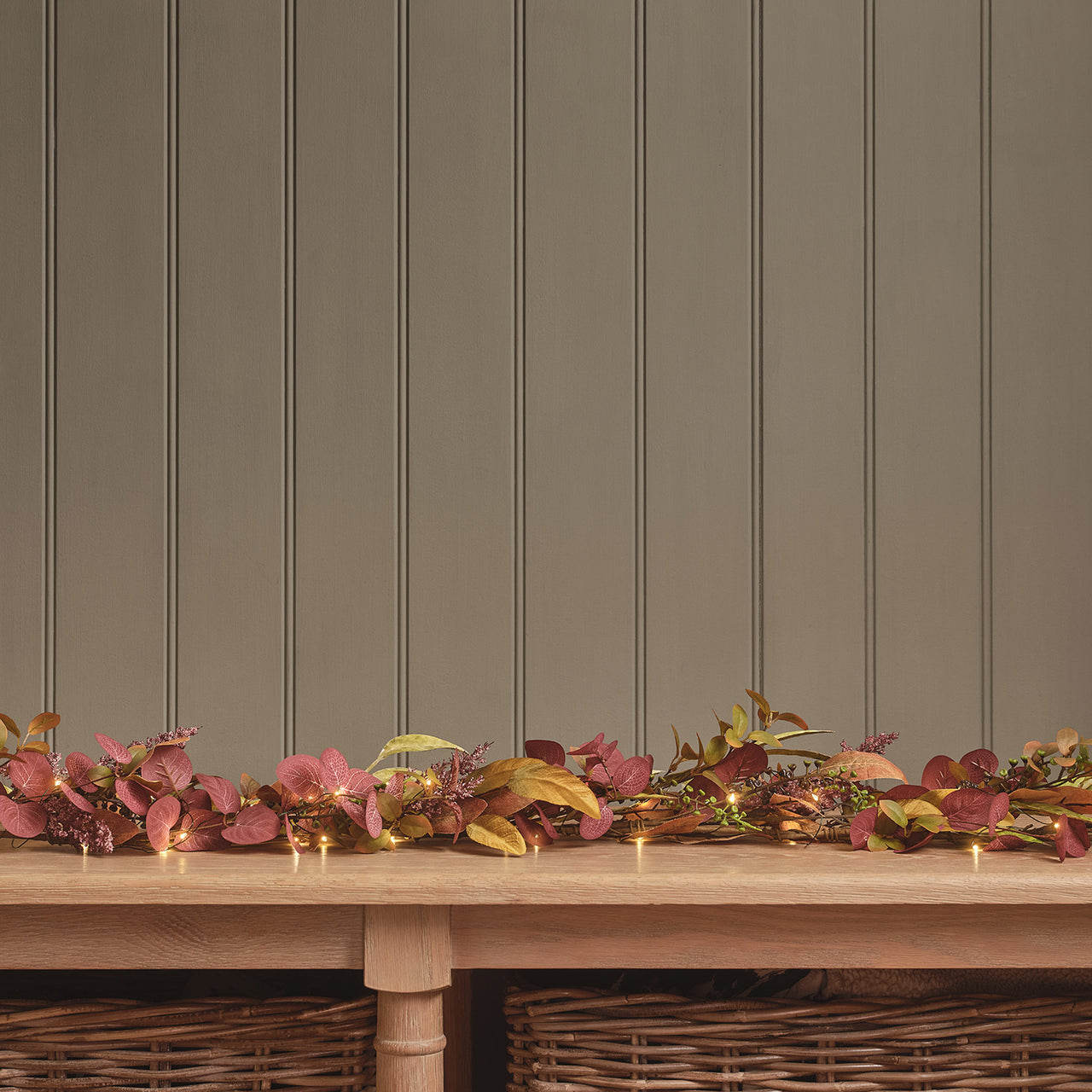 Herbstdeko-Set aus beleuchtetem Kranz & Girlande mit Laub