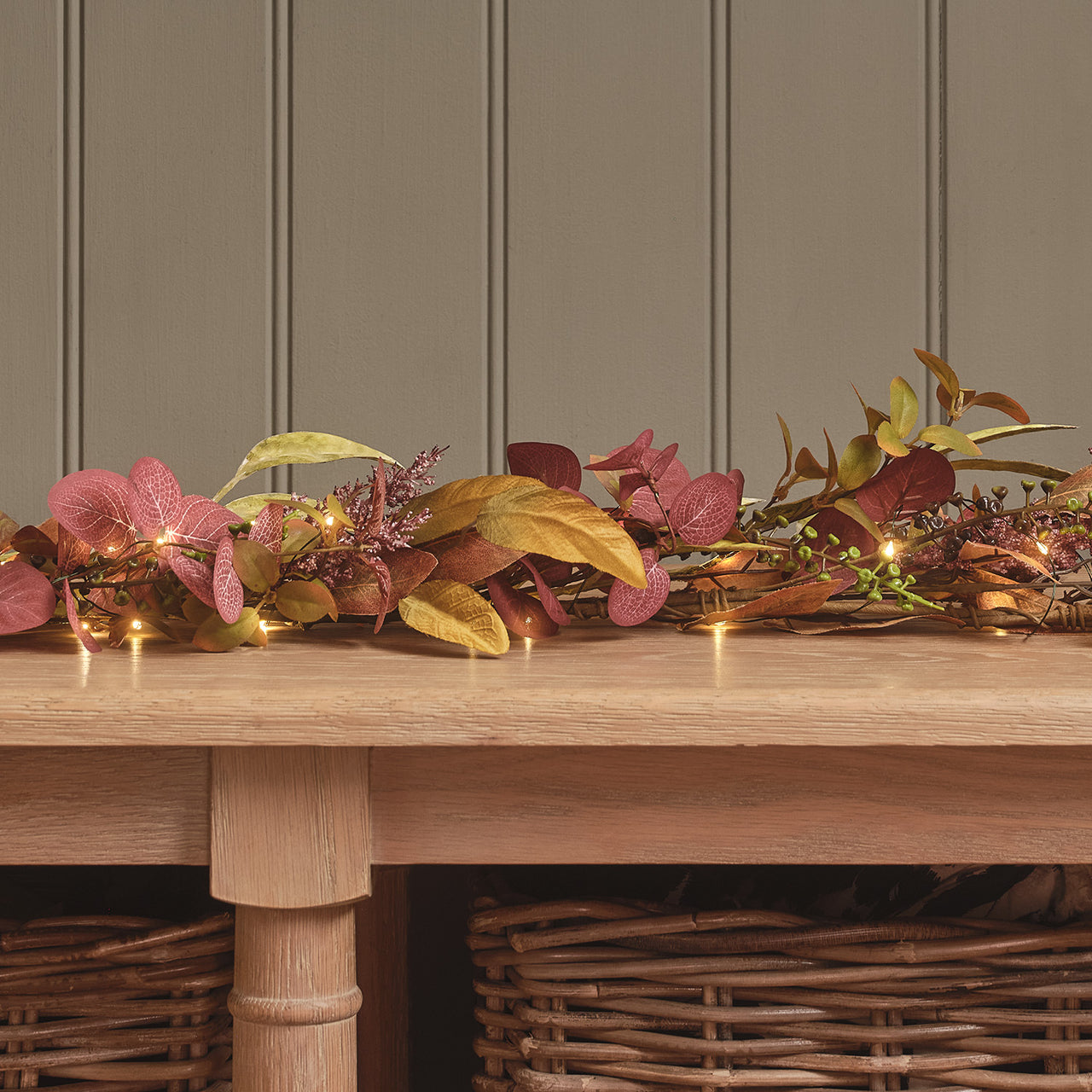 Herbstdeko-Set aus beleuchtetem Kranz & Girlande mit Laub