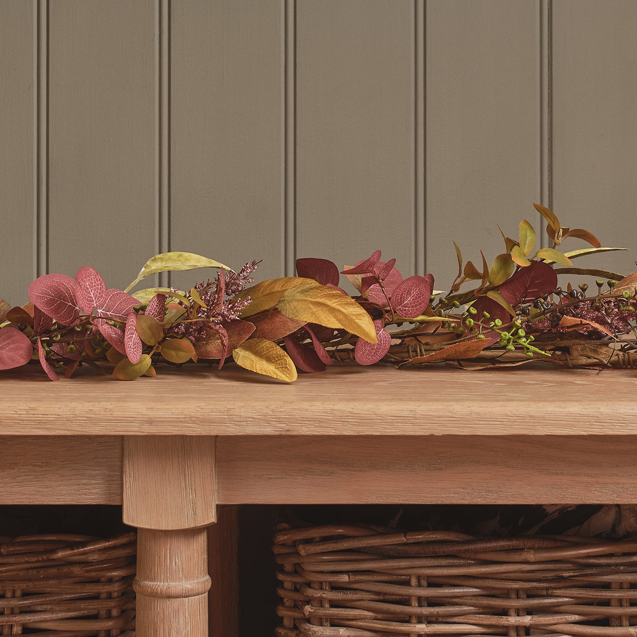 Herbstdeko-Set aus beleuchtetem Kranz & Girlande mit Laub