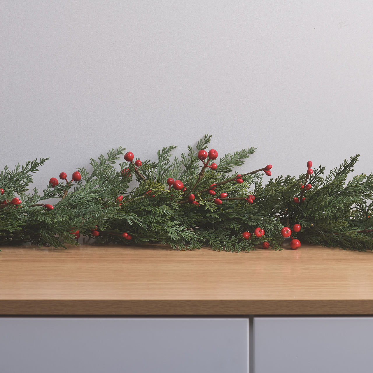 Weihnachtsgirlande rote Beeren mit Beleuchtung