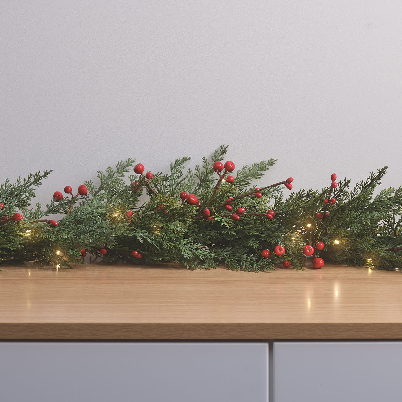Weihnachtsgirlande rote Beeren mit Beleuchtung