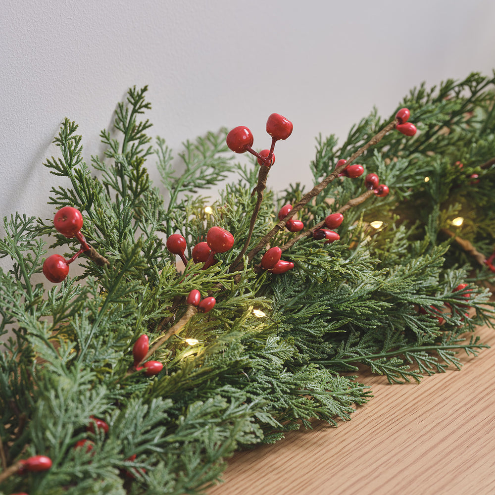 Weihnachtsgirlande rote Beeren mit Beleuchtung