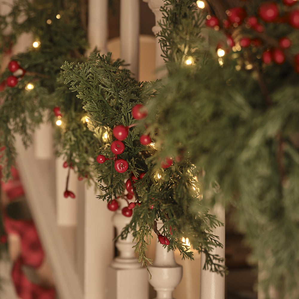 Weihnachtsgirlande rote Beeren mit Beleuchtung