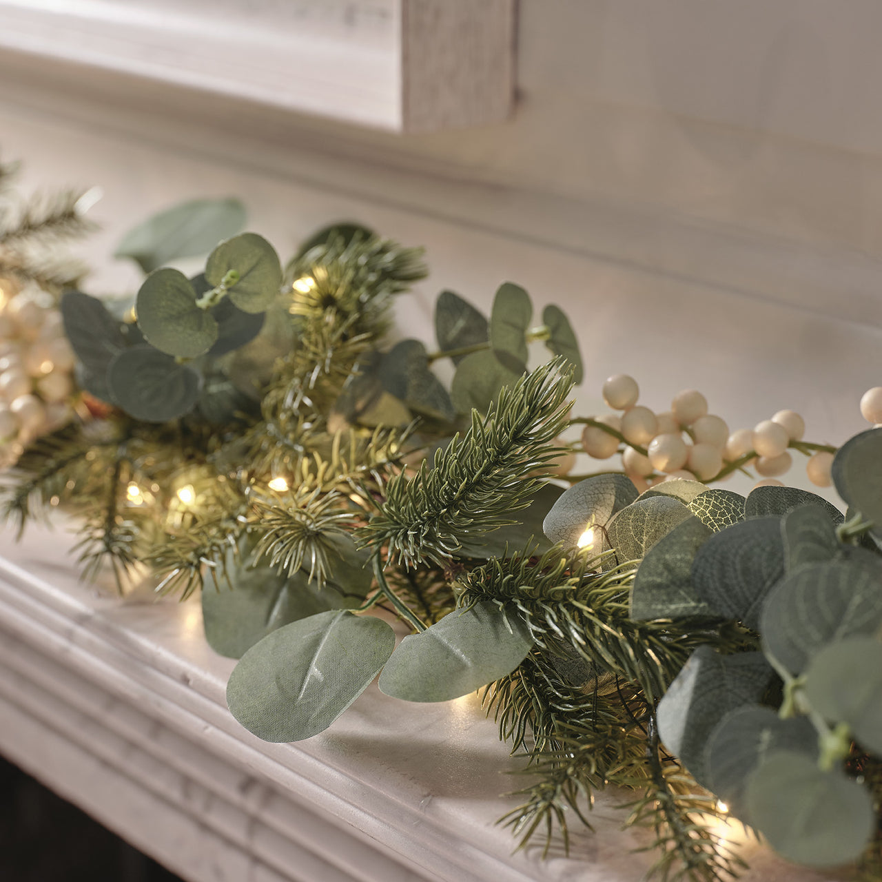 1,5m Weihnachtsgirlande Eukalyptus und weiße Beeren mit Beleuchtung