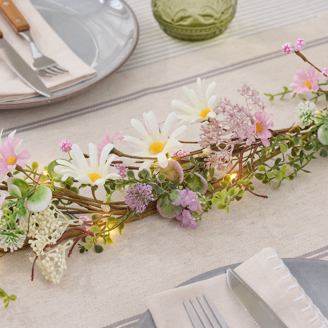 LED Blumengirlande mit pastellfarbenen Gänseblümchen