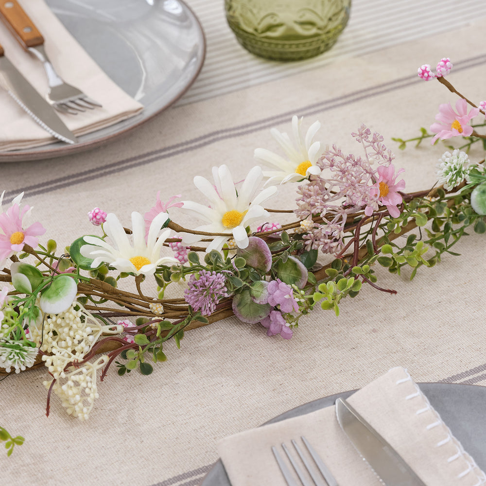 LED Blumengirlande mit pastellfarbenen Gänseblümchen