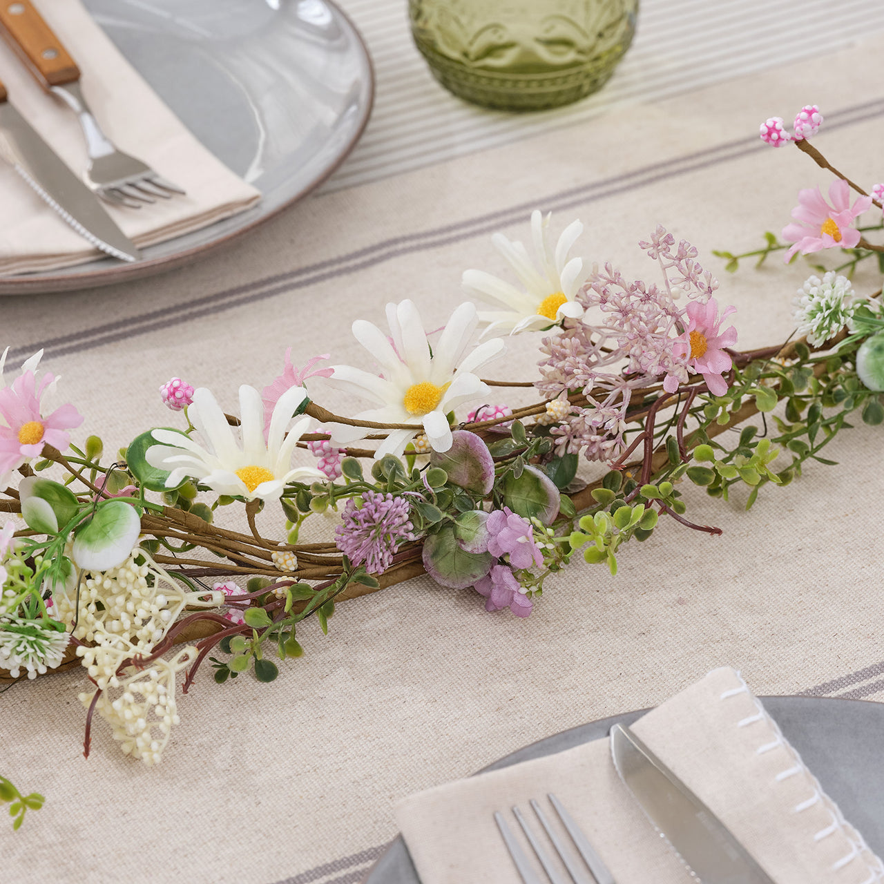 LED Blumengirlande mit pastellfarbenen Gänseblümchen