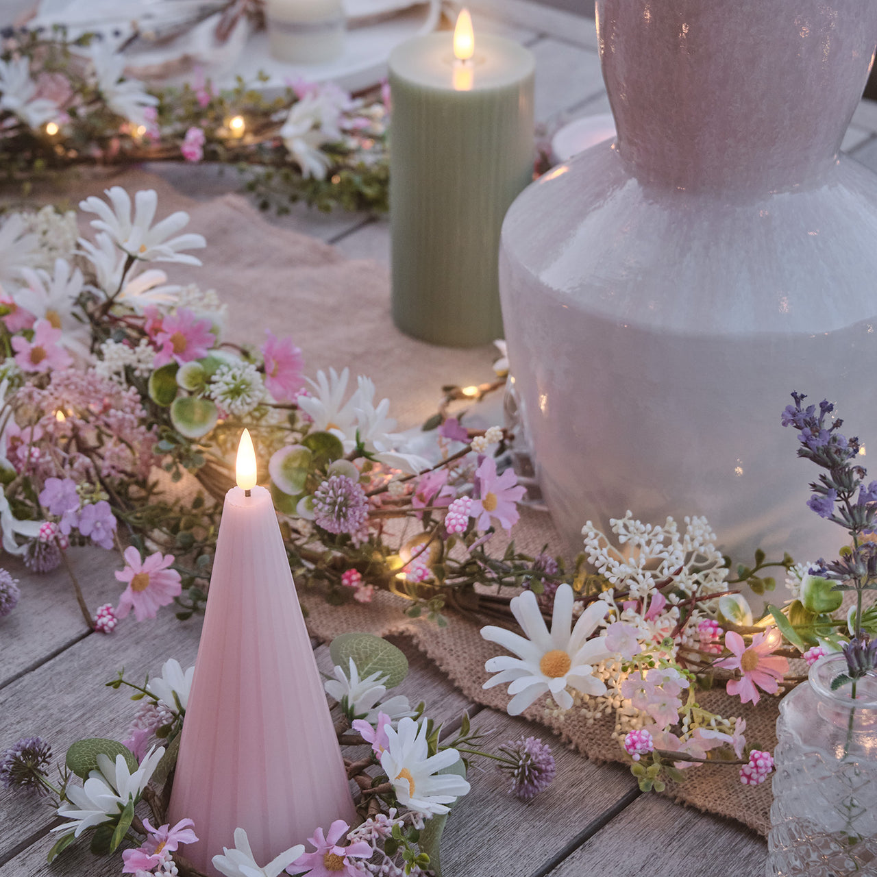 LED Blumengirlande mit pastellfarbenen Gänseblümchen