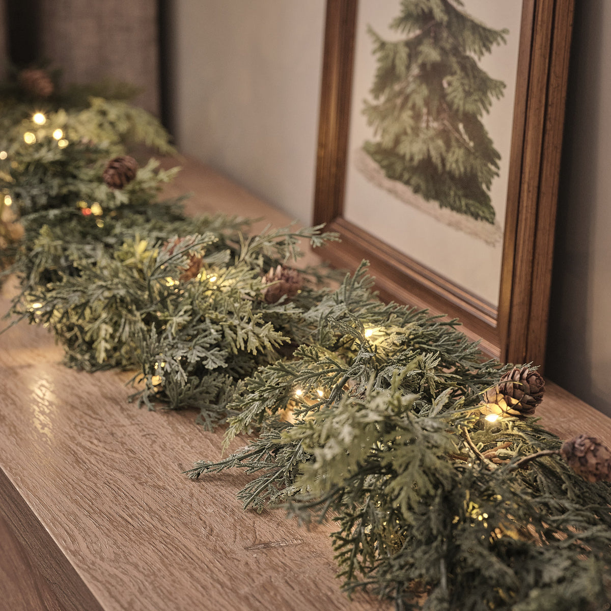 2m beleuchtete Weihnachtsgirlande mit Tannenzapfen und 50 warmweißen LEDs