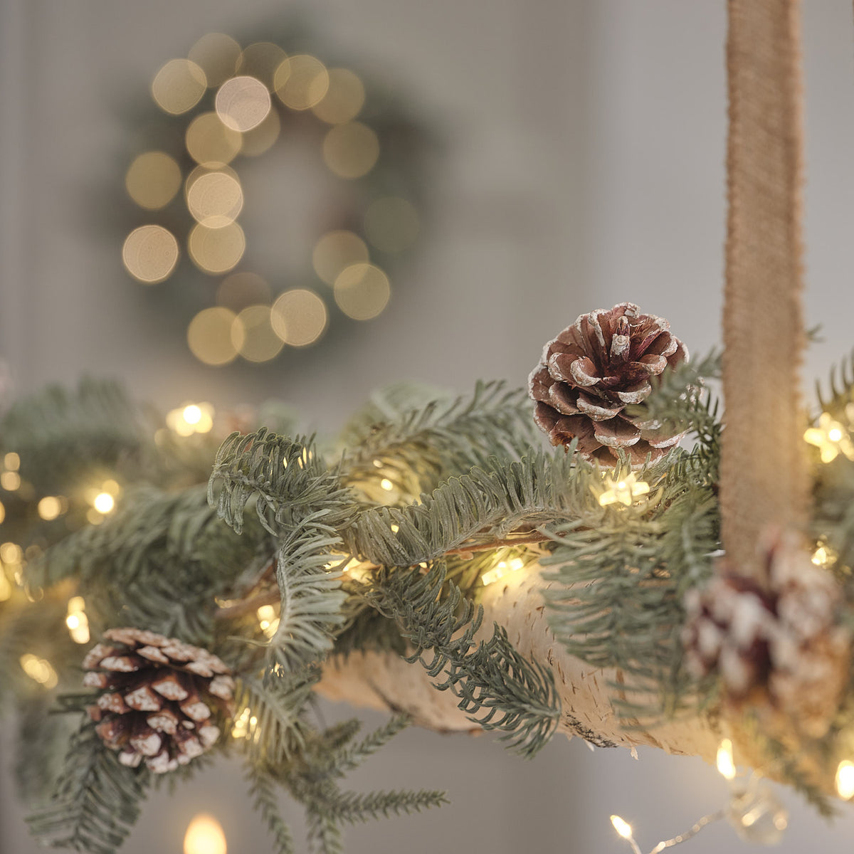 1,5 m LED-Weihnachtsgirlande Once Upon a Star mit 40 warmweißen LEDs und Timer auf einem Ast dekoriert