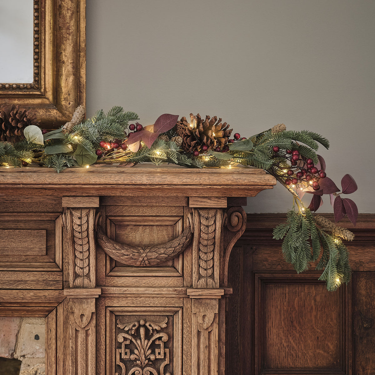 60 cm Outdoor-Weihnachtskranz und 1,5 m Girlande mit Beleuchtung und Tannenzapfen