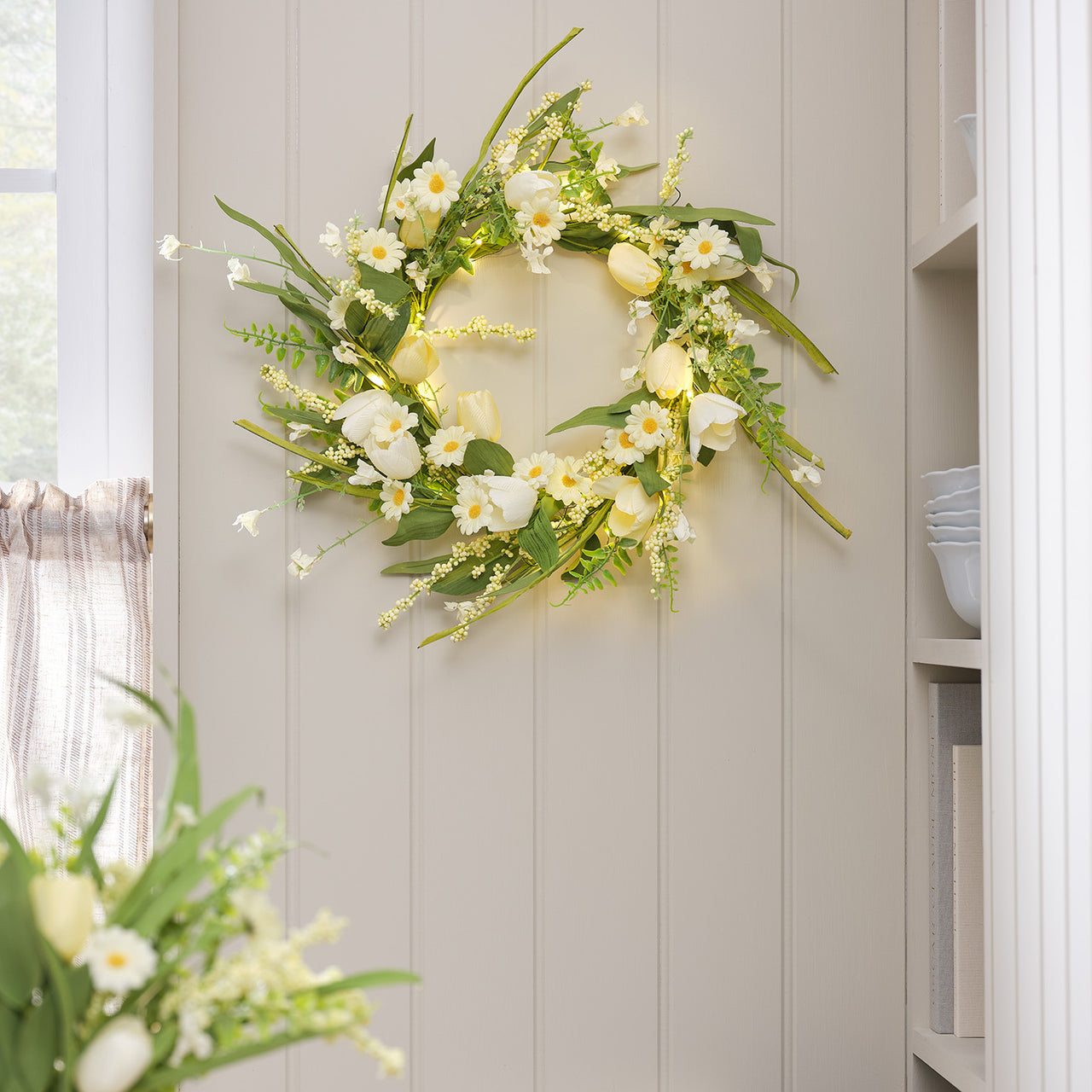 45 cm LED-Frühlingskranz mit Tulpen & Gänseblümchen