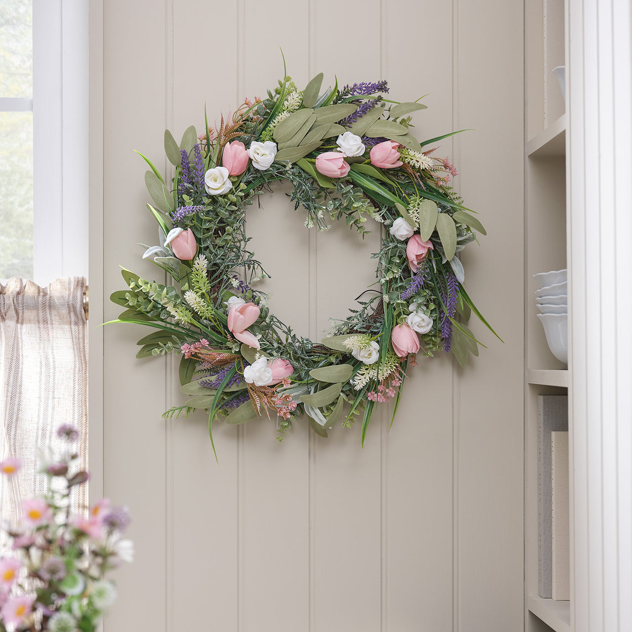 Batteriebetriebener LED-Tulpenkranz 55cm mit Lavendel & Rosen